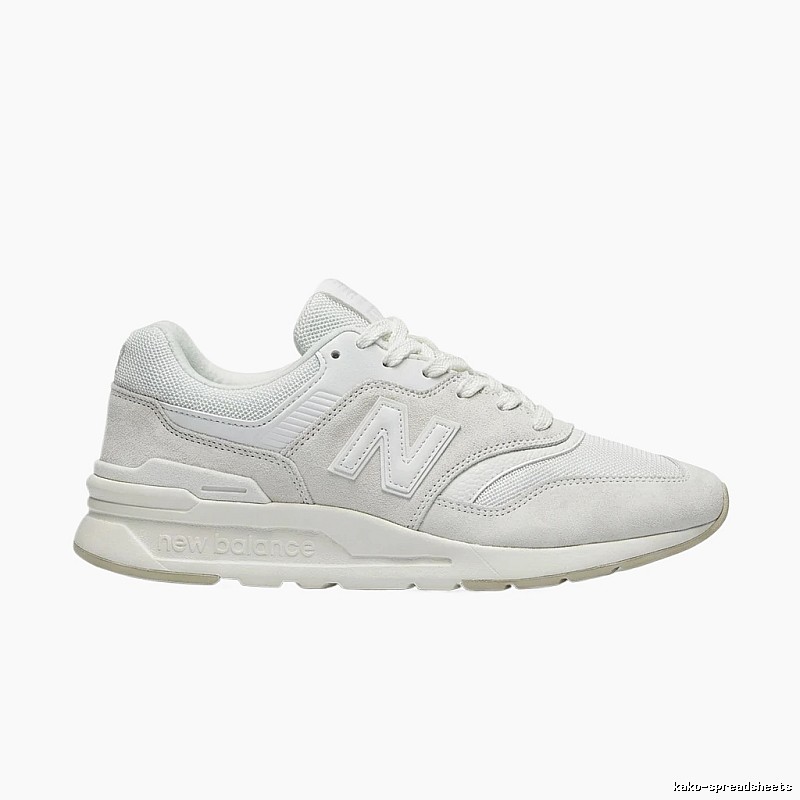Retro-style white shoes of New Balance